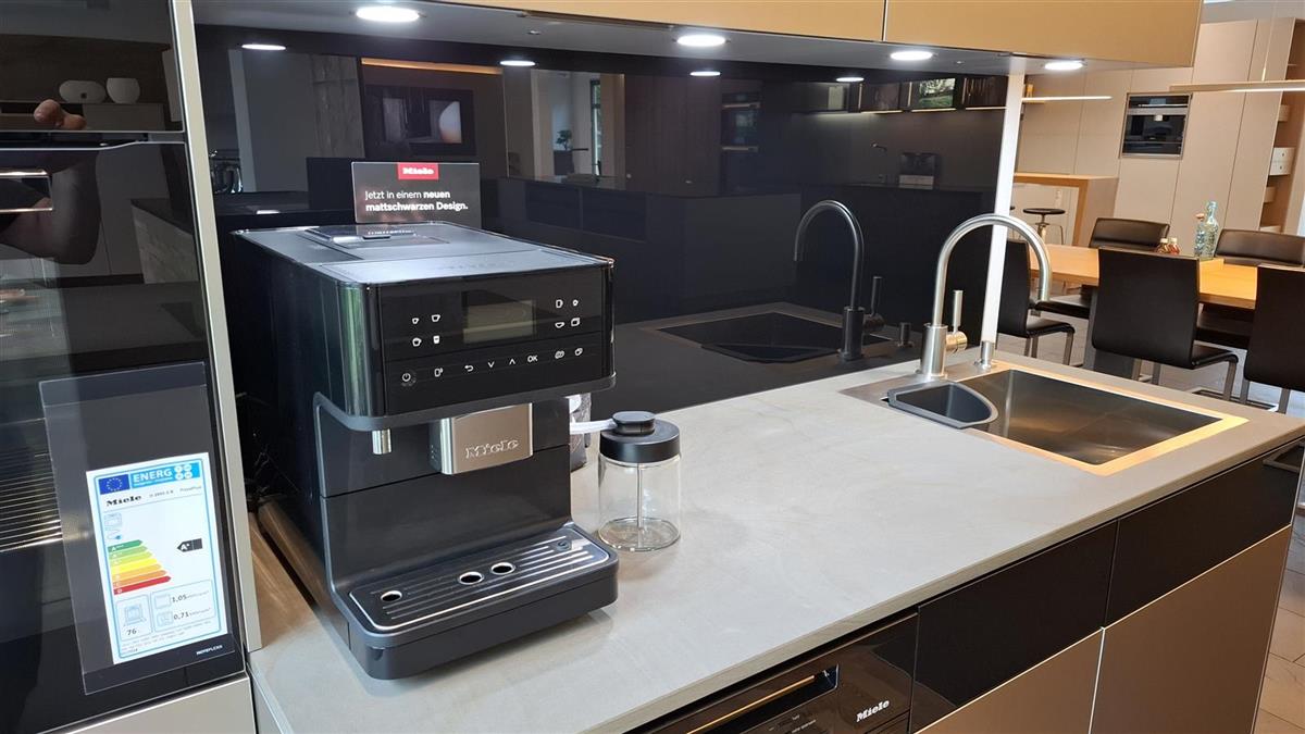Miele Stand-Kaffeevollautomat CM 6560 Black Edition